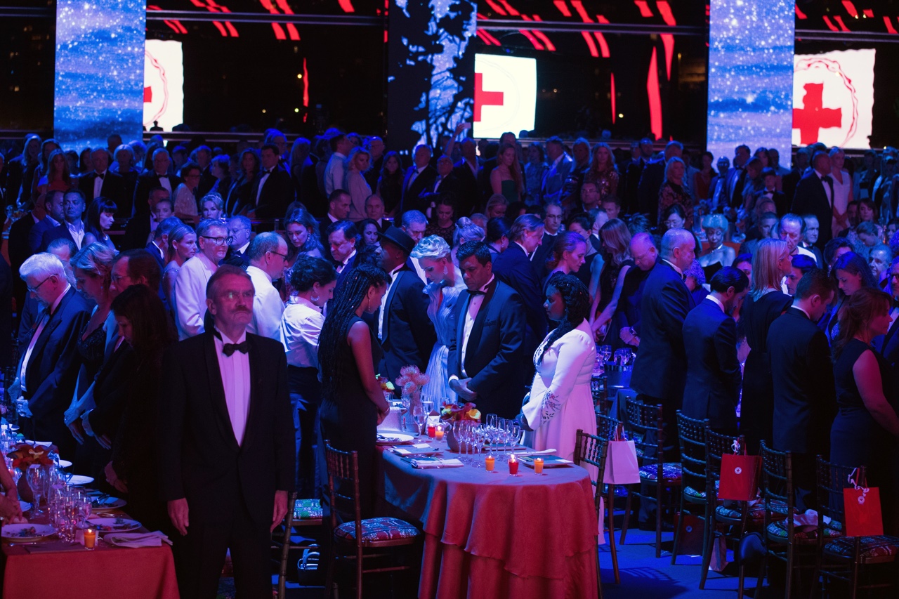 Charlène in glicine al Gala della Croce Rossa. Sempre più uguale a